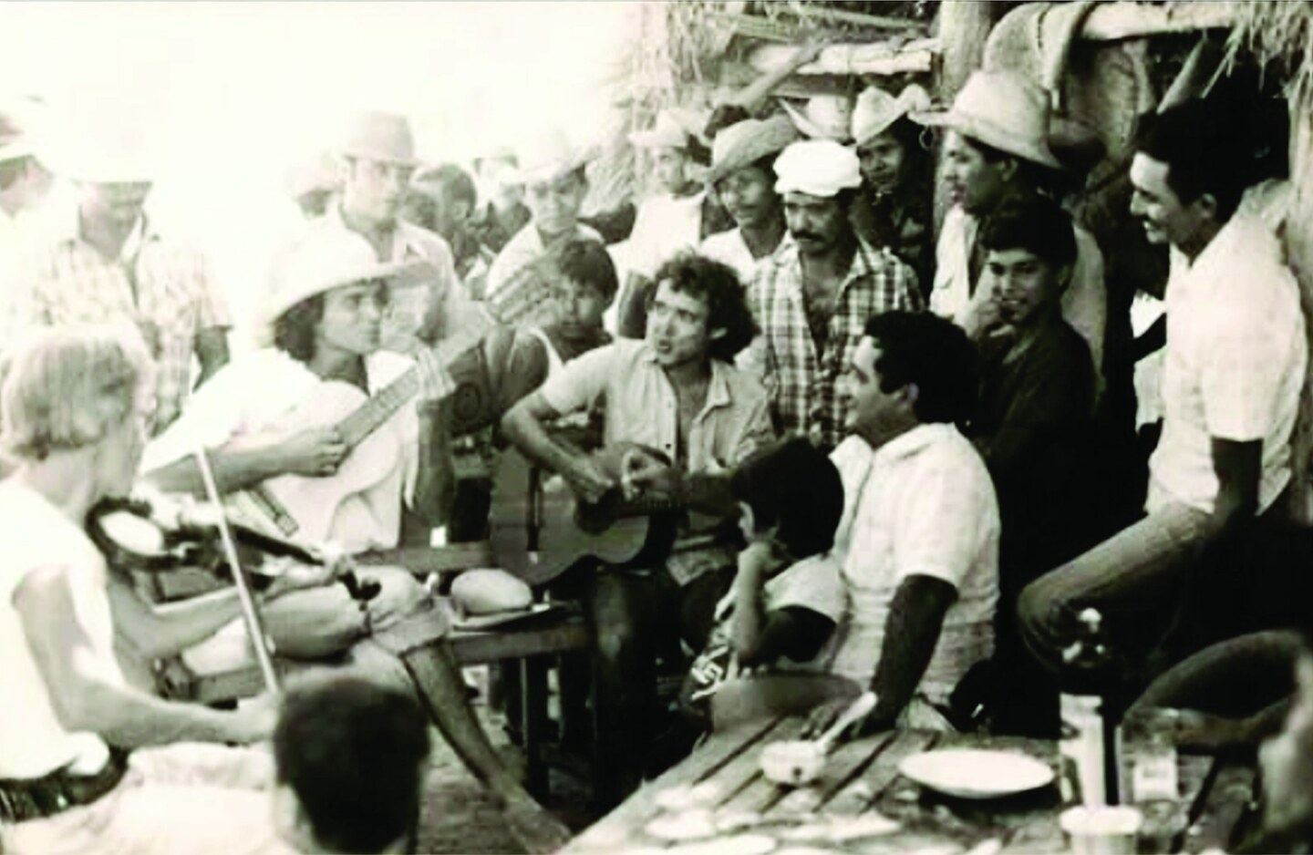 Cena de 1983, em pleno Pantanal, quando Almir Sater, Paulo Simões e o maestro Zé Gomes realizaram a viagem que ficou conhecida como "Comitiva Esperança". Tá tudo no livro!