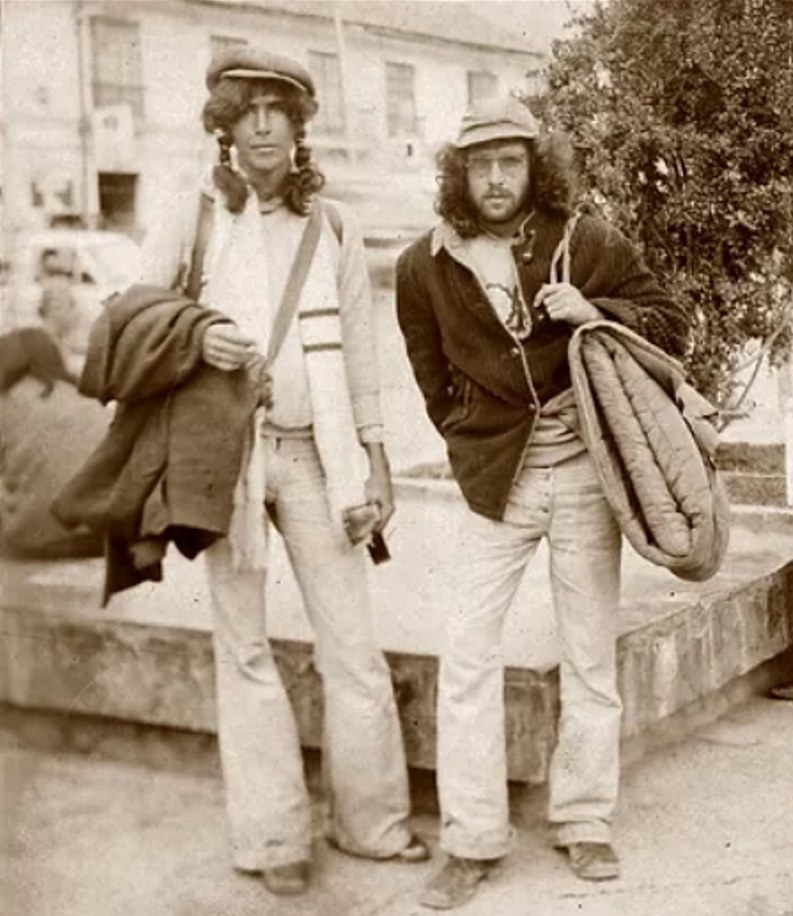 'Foto histórica de 1975, com os mochileiros Paulo Simões e Geraldo Roca - in memorian no Peru, ano em que fizeram a lendária música Trem do Pantanal. E, lá se vão 50 anos de uma história, que está no livro!', apontou Lenilde. 