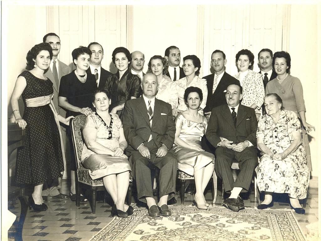 'Família Neder. Conhecemos a Avenida Rachid Neder, mas não o personagem, que é este senhor, o segundo da esquerda para a direita. Margarida se casou com Alfredo Neder, filho de Rachid', disse Lenilde. 