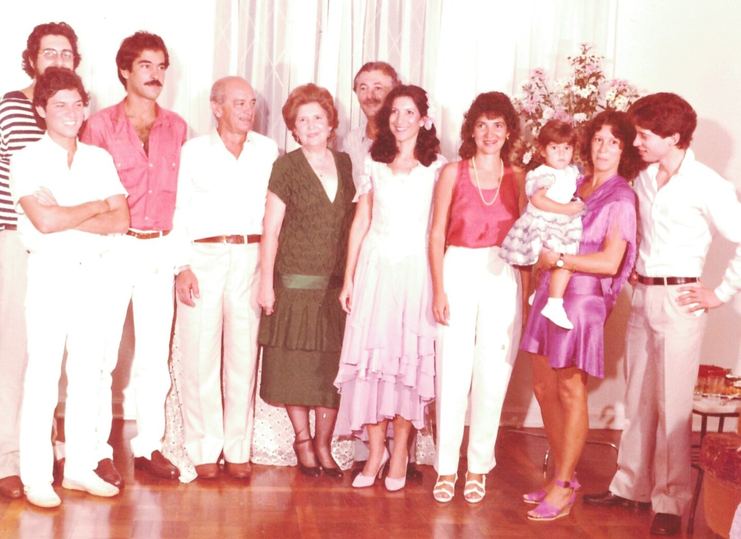 'Margarida, o esposo dr. Alfredo Neder filhos, filhas e netinha', explicou Lenilde.  
