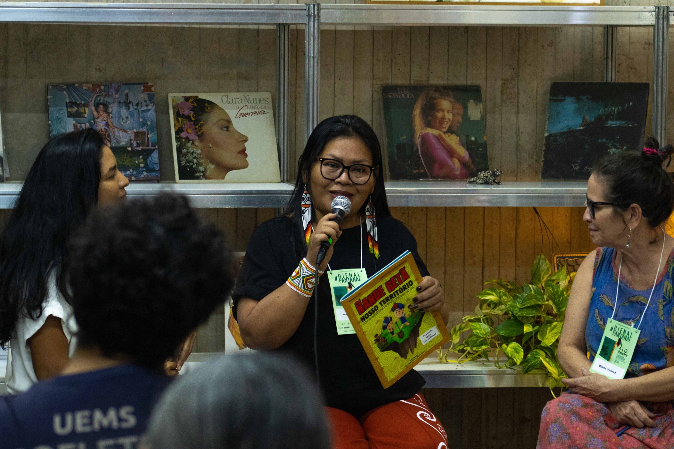 Bete Morais (AM), do povo Desana, foi conferencista no eixo Territórios, Culturas e Geopolíticas, com o tema Poéticas indígenas para tecer futuros ancestrais. A mediação foi de Diane Valdez (GO) e Auxiliadora Terena (MS). Foto: Dafne Alana