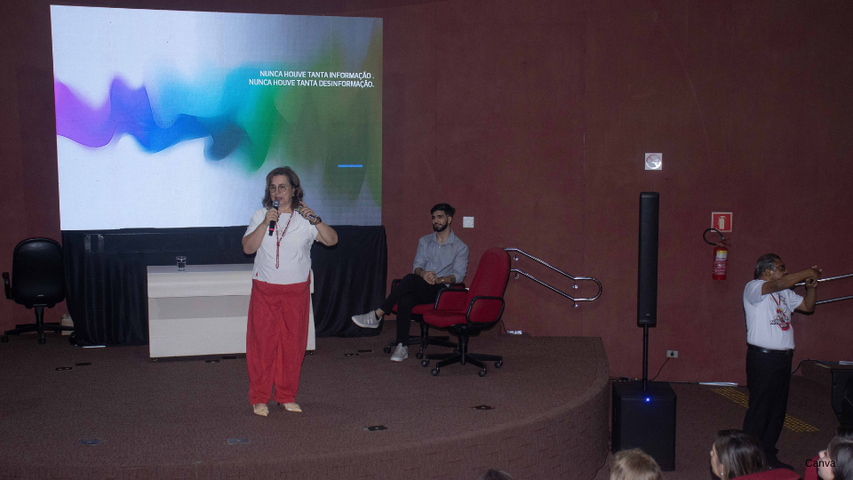 Gysélle Saddi Tannous (MS), presidente da Associação Pestalozzi de Campo Grande, foi conferencista no eixo Territórios, Culturas e Geopolíticas, com o tema Vozes em conflito: ética, liberdade e intolerâncias. Mediação de Felipe Sampaio (MS).