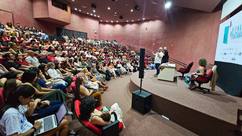 Luiz Antônio Simas promoveu uma palestra sobre rituais tradicionais e sincretismo religioso  (n)os limites do território com mediação de Icléia Albuquerque de Vargas (MS).Foto: Rogério Medeiros