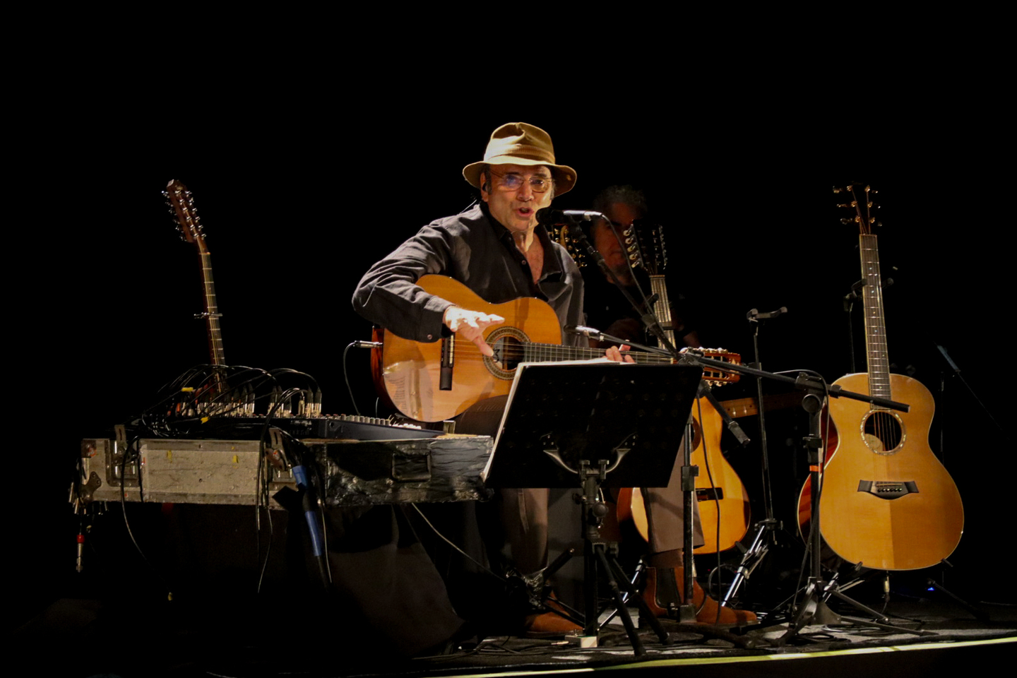 Na abertura oficial, à noite, o público prestigiou homenagens a Manoel de Barros e shows de Maria Alice e Almir Sater.