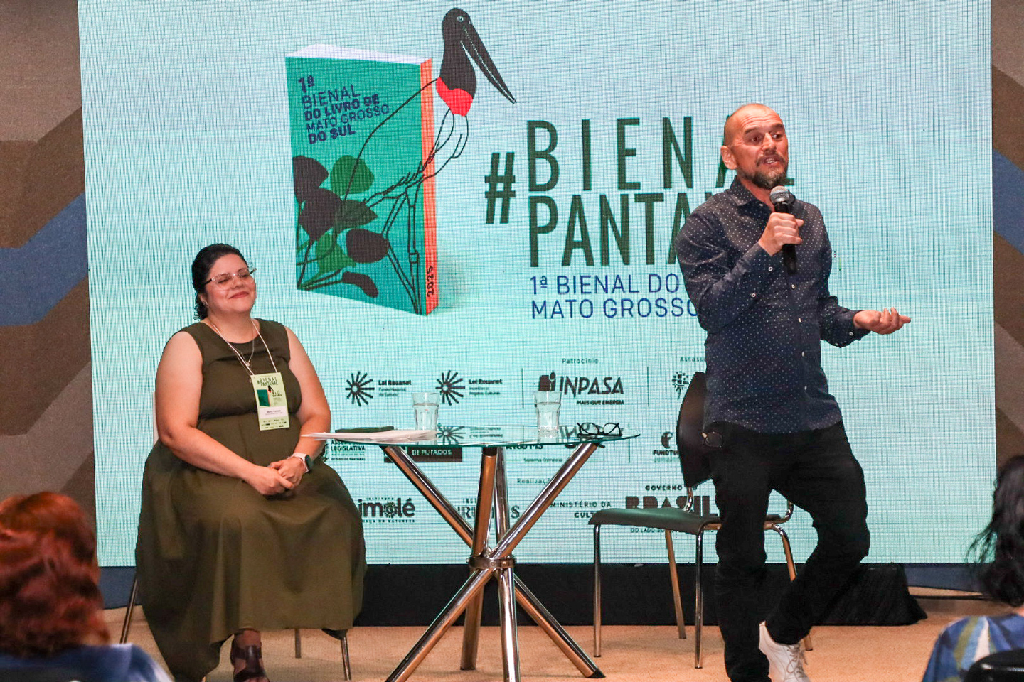 O diretor do Livro, Leitura, Literatura e Bibliotecas do MinC, Jéferson Assumção (DF), participou do Seminário Plano Nacional do Livro e Leitura (PNLL), abordando o tema Livro e leitura na Era Digital, com mediação de Melly Sena. Foto: Rogério Medeiros