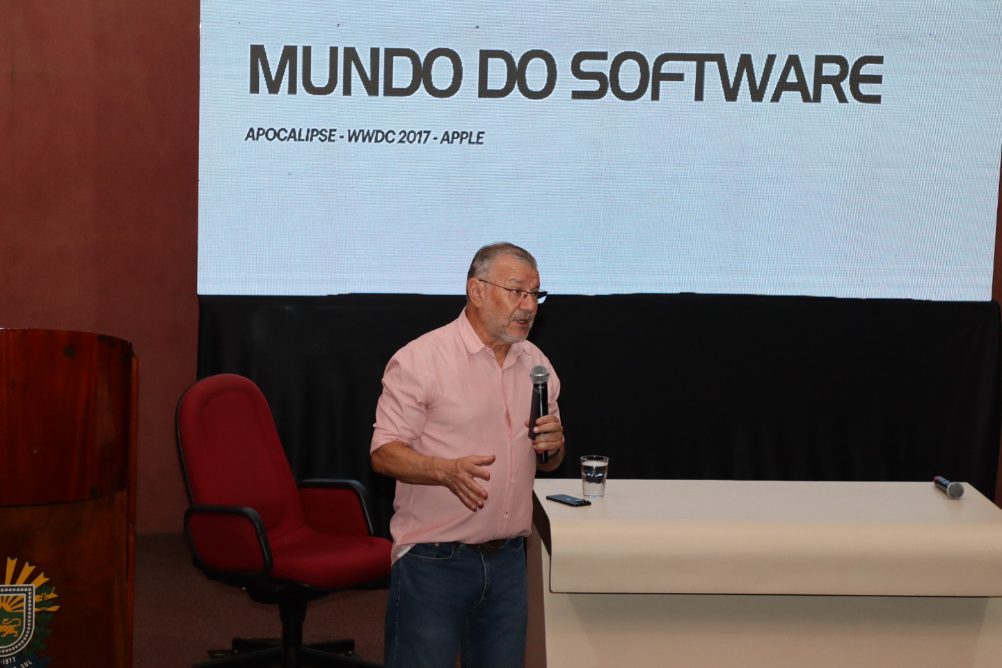 O professor Gerson Luís Martins (MS) conduziu conferência no Eixo Tecnologias Digitais, Sociedade e Mercado, abordando o tema As mídias tradicionais e os novos espaços de informação e comunicação, com mediação de Ana Ostapenko (MS). Foto: Rogério Medeiros