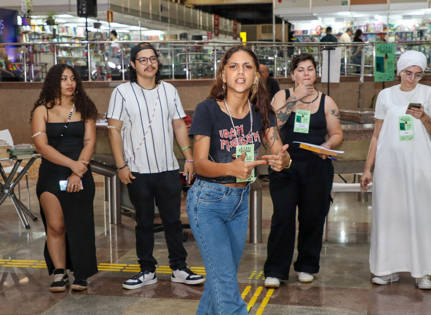 Ale Coelho declamando na crew Slam Carmélias. Foto: Rogério Medeiros