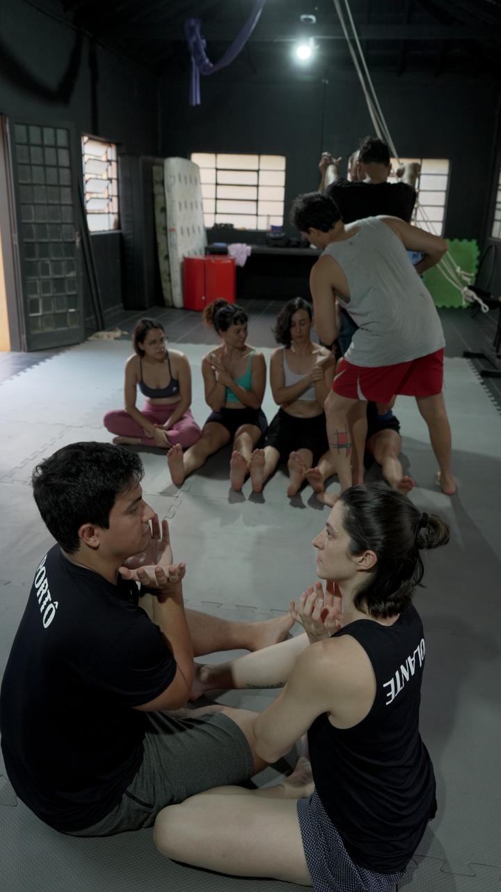 Dyego orientando os integrantes da Capacitação em Portagem e Acrobacia Coletiva, oferecida pela Cia Pisando Alto. Foto: Antonio Lopes