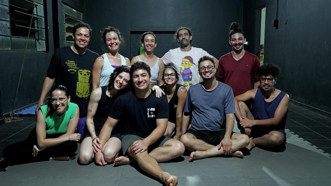 Alunos e o duo Mano a Mana após uma das aulas de Capacitação em Portagem e Acrobacia Coletiva. Foto: Antonio Lopes
