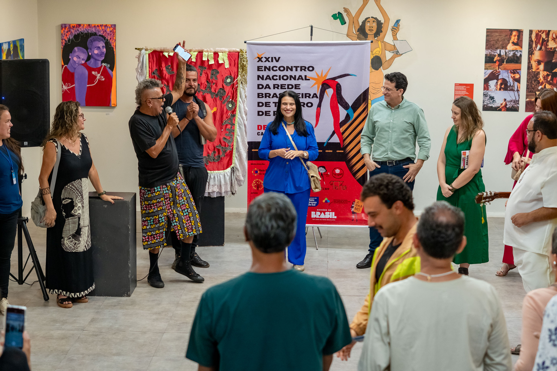 Fernando Cruz celebra o teatro de rua com trabalhadores do setor, ao lado do presidente da FCMS e articuladores federais do teatro. Foto: Fernando Prestes