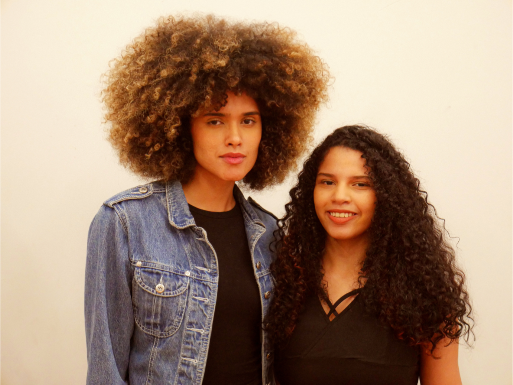 Isabela ao lado de Samyra durante oficina do projeto Ybyrá Lab. Foto: Gabriel Mikyo