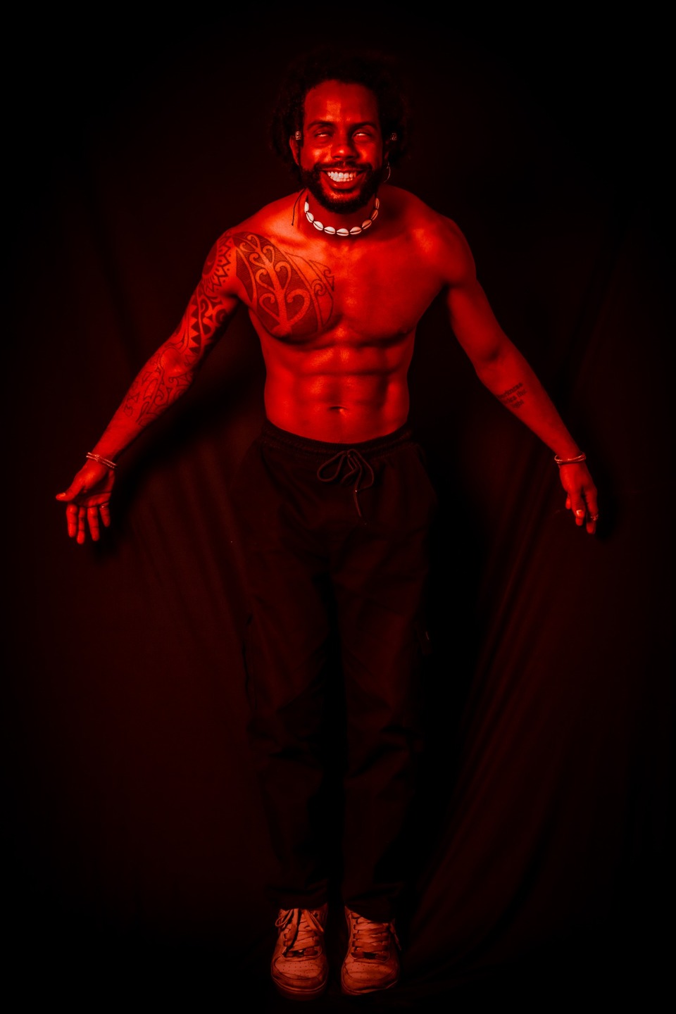 Esta é a capa de 'Exu Maratona', o novo single de Jorge Aluvaiá e O Capuz Negro. Uma faixa épica de mais de 9 minutos que mistura rock progressivo e percussão afro-brasileira. A música já está disponível em todas as plataformas digitais