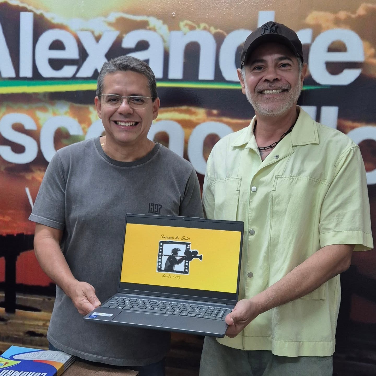 Salim, &agrave; esquerda, segurando uma placa de homenagem recebida da C&acirc;mara Municipal de Corumb&aacute; pelo seu trabalho de salvaguarda do cinema de rua na Cidade Branca. Foto: Reprodu&ccedil;&atilde;o