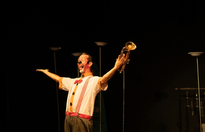 Apresenta&ccedil;&atilde;o do palha&ccedil;o no Teatral Grupo de Risco | Foto: Tero Queiroz