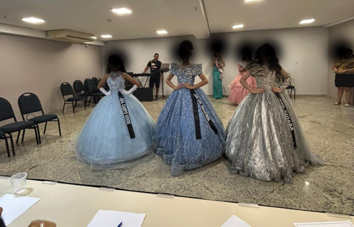 Misses foram julgadas em uma sala improvisada, sem qualquer estrutura ou aparato t&eacute;cnico compat&iacute;vel com um concurso de beleza. Cr&eacute;dito: Cedida ao TeatrineTV