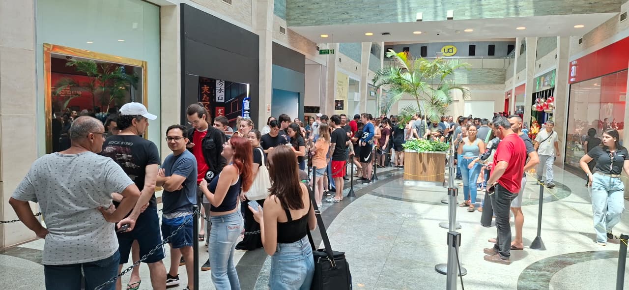Fila interna do shopping no dia de abertura das vendas | Foto: Divulga&ccedil;&atilde;o