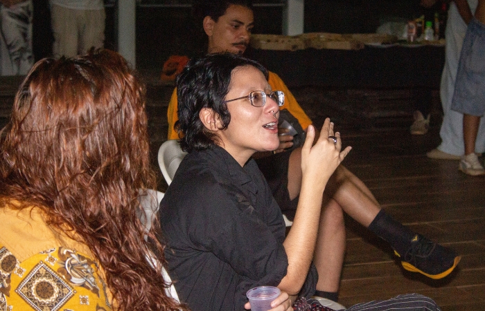 Artista visual Mar na roda de conversa do projeto Decupando Paredes | Foto:  Hanna de Souza