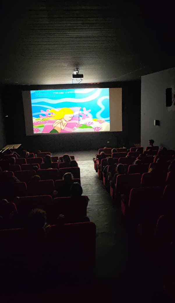 Alunos assistindo a mostra no cinema Cinelito | Foto: Reprodução