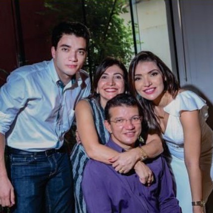 Os integrantes da fam&iacute;lia Drograria Freire. Foto: Facebook 