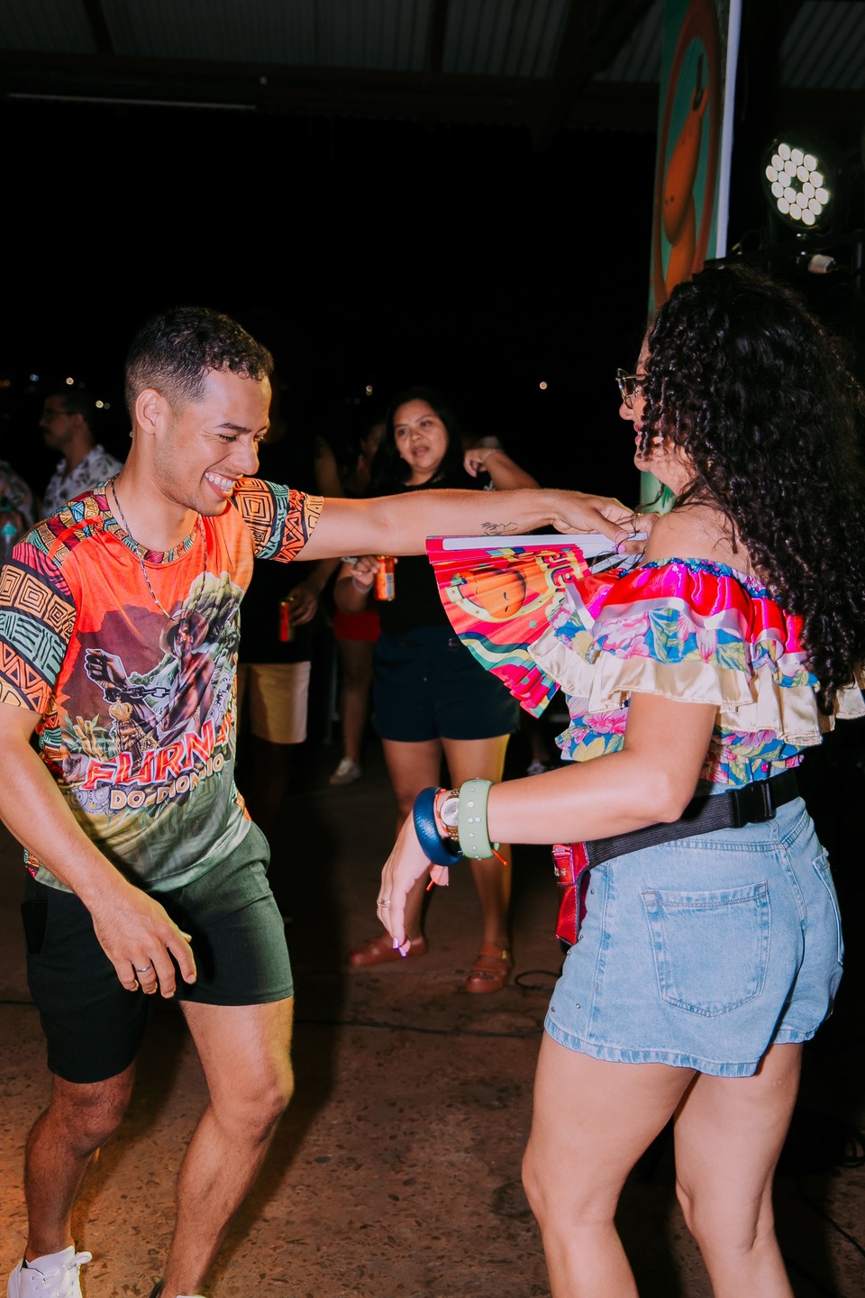 Pessoas dan&ccedil;ando no bloco Capivara Blas&eacute; | Foto: Divulga&ccedil;&atilde;o