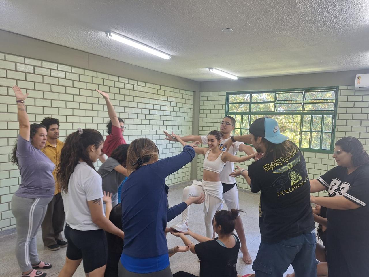 Alunos durante ensaio da releitura. | Foto: Arquivo do diretor