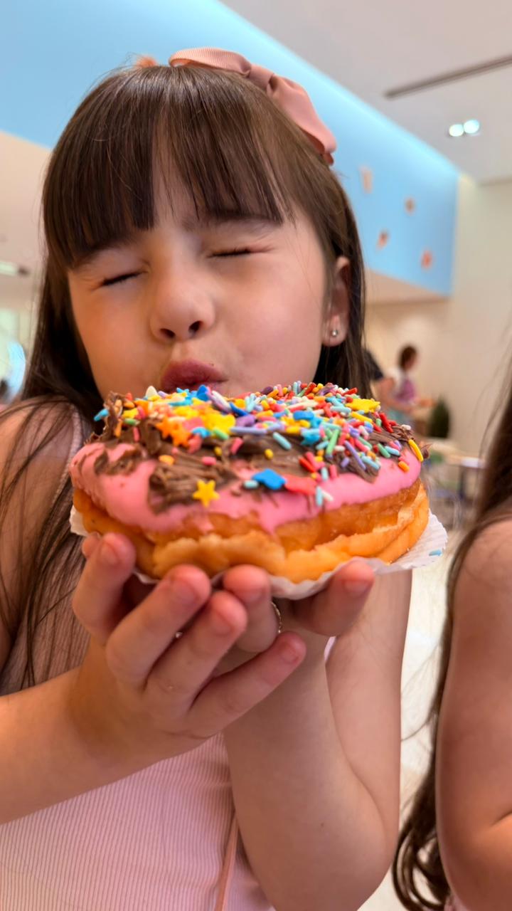 Crian&ccedil;a comendo donut no shopping | Foto:Divulga&ccedil;&atilde;o