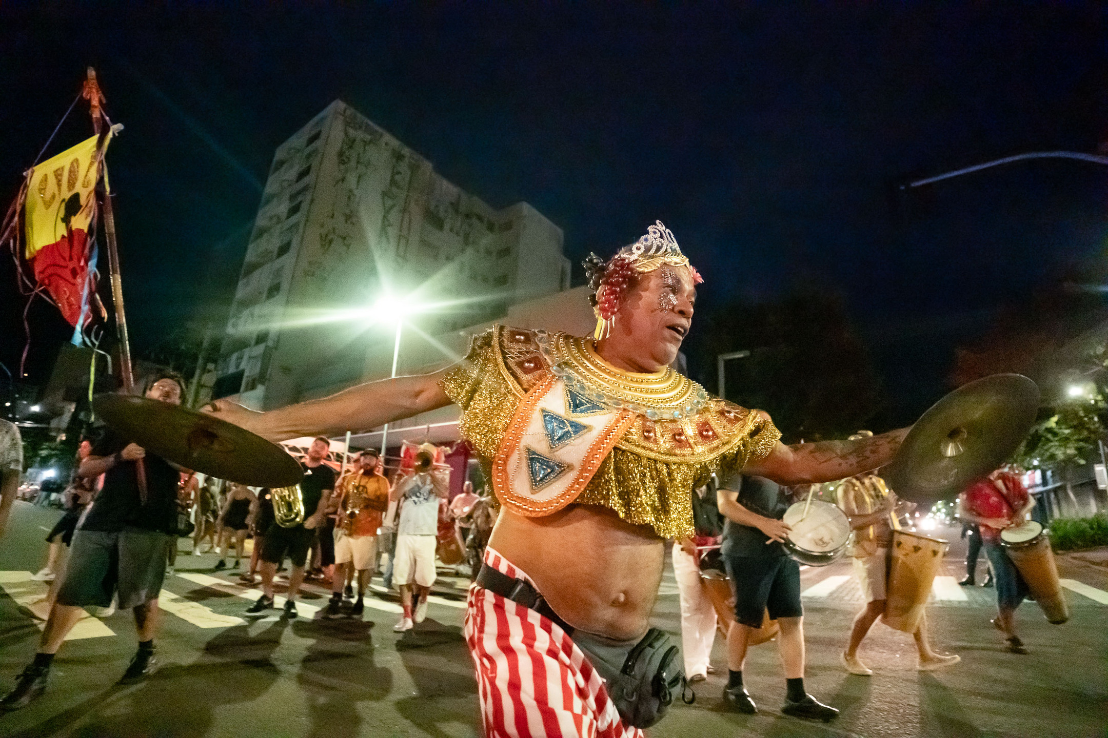 (12.fev.26) - Fernando Cruz durante performance no cortejo do Bloco Carnavalesco Evo&eacute; Baco em Campo Grande (MS). Foto: Tero Queiroz 