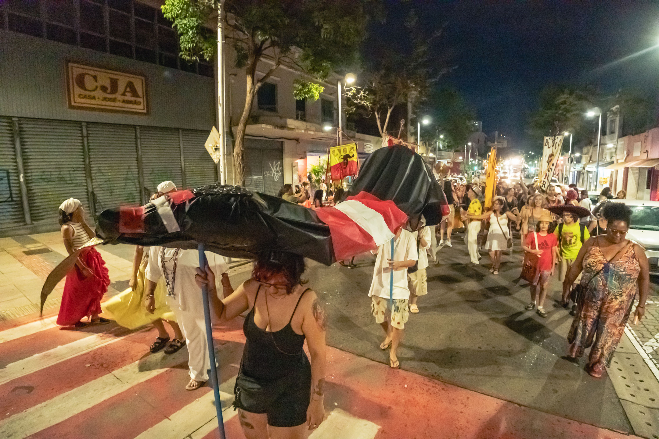 (12.fev.26) - Serpente da cren&ccedil;a ind&iacute;gena integrou Bloco Evo&eacute; Baco em Campo Grande (MS). Foto: Tero Queiroz 