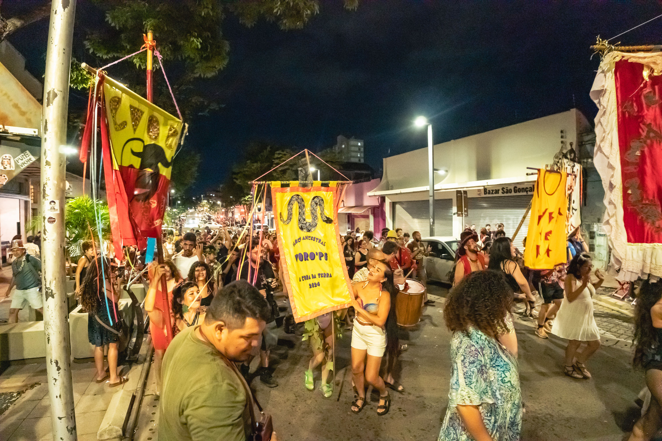 (12.fev.26) - Val Eloy porta standart do Bloco de Carnaval de Rua ind&iacute;gena criado em 2025. Foto: Tero Queiroz 