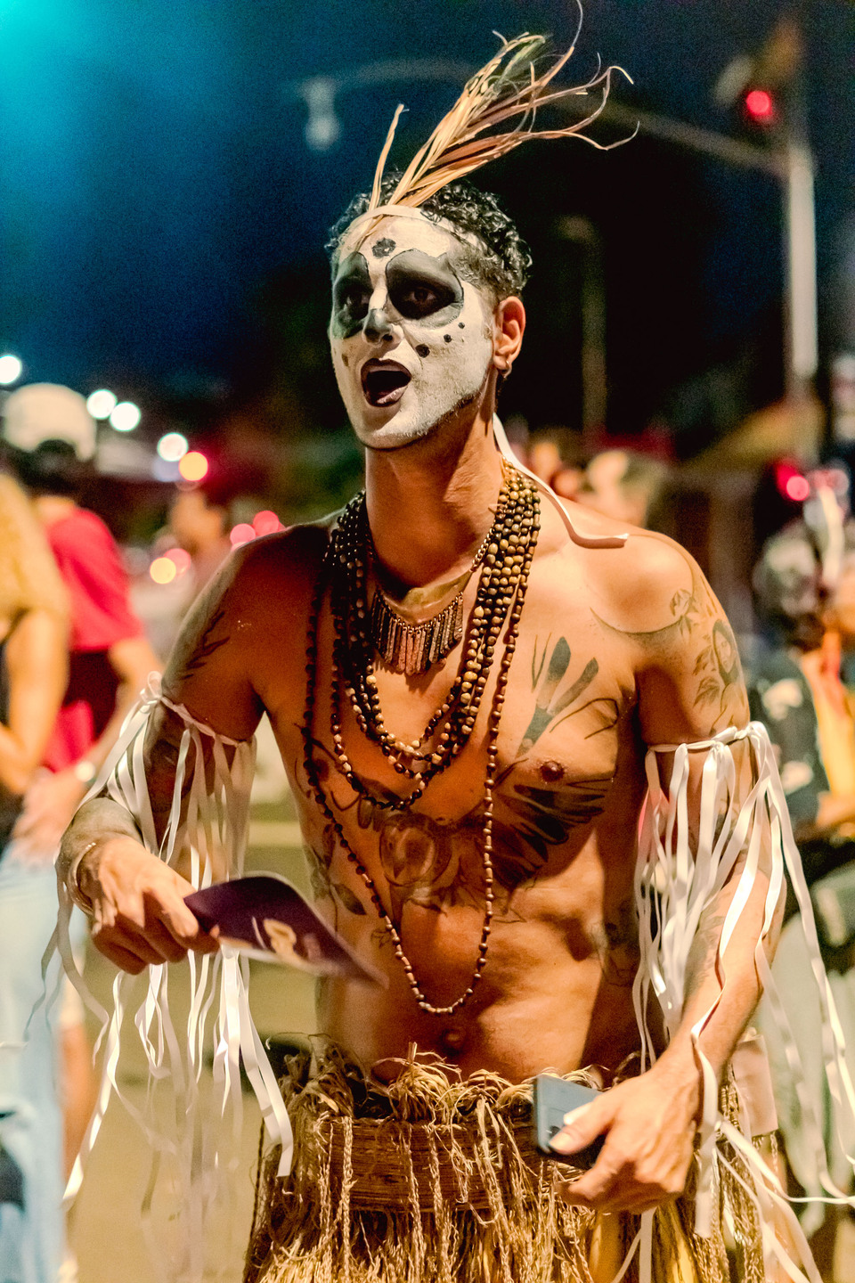 (12.fev.26) - O professor Cristiano Santos homenageou Ney Matogrosso durante o Bloco Evo&eacute; Baco em Campo Grande (MS). Foto: Tero Queiroz 