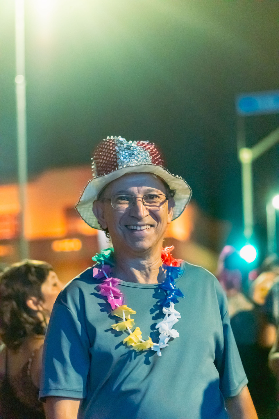 (12.fev.26) -  Carlos Augusto Ferreira S&aacute;, de 64 anos, durante festejo do Bloco Evo&eacute; Baco. Foto: Tero Queiroz