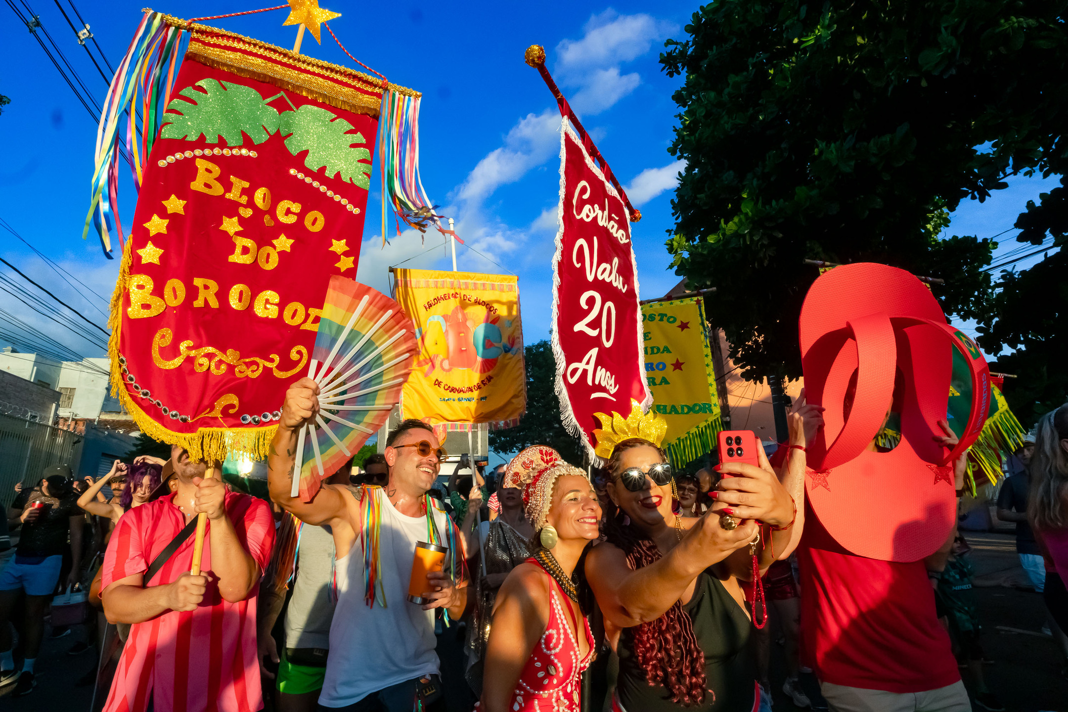 Durante o Cortejo, f&atilde;s aproveitavam para tietar Silvana Valu. Foto: Tero Queiroz 