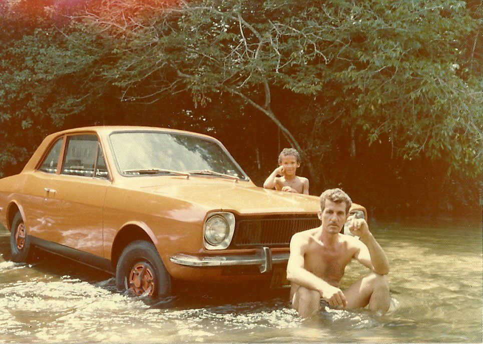 Robertson e o pai nas &aacute;guas do Rio Taquari. Foto: Arquivo pessoal