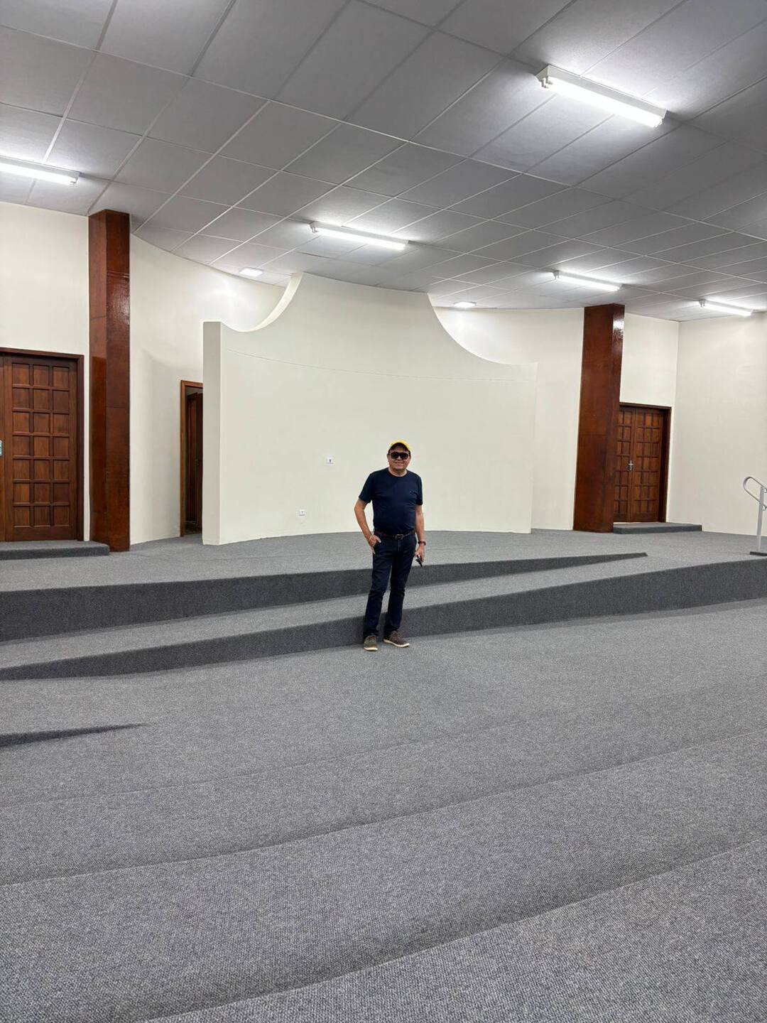 O diretor-presidente da Fundac, Valdir Gomes, no reinaugurado audit&oacute;rio chamado de Teatro do Pa&ccedil;o Municipal. Foto: Reprodu&ccedil;&atilde;o