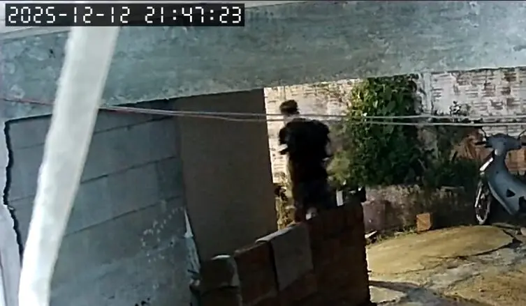 Minutos antes de sua morte, Hudson aparece em um v&iacute;deo sem balaclava na cabe&ccedil;a.