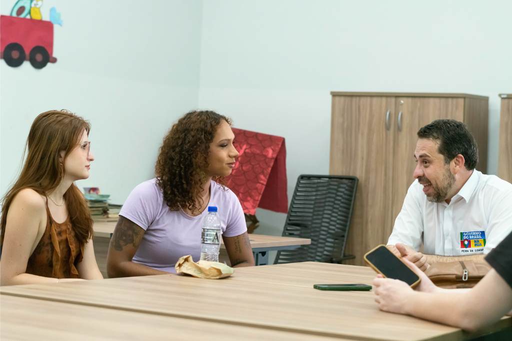 Emy (de blusa roxa), Mafe e Boulos. Foto: Tero Queiroz 