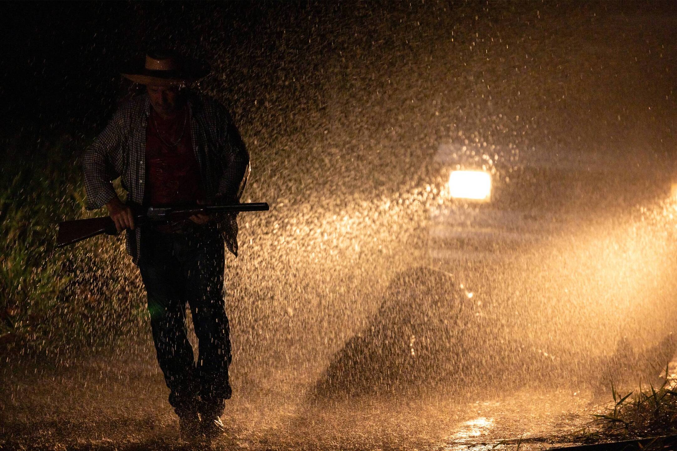 Filme Amoitado conta com cenas sob a chuva. Foto: Henrique Kawaminami | Holofote Est&uacute;dio
