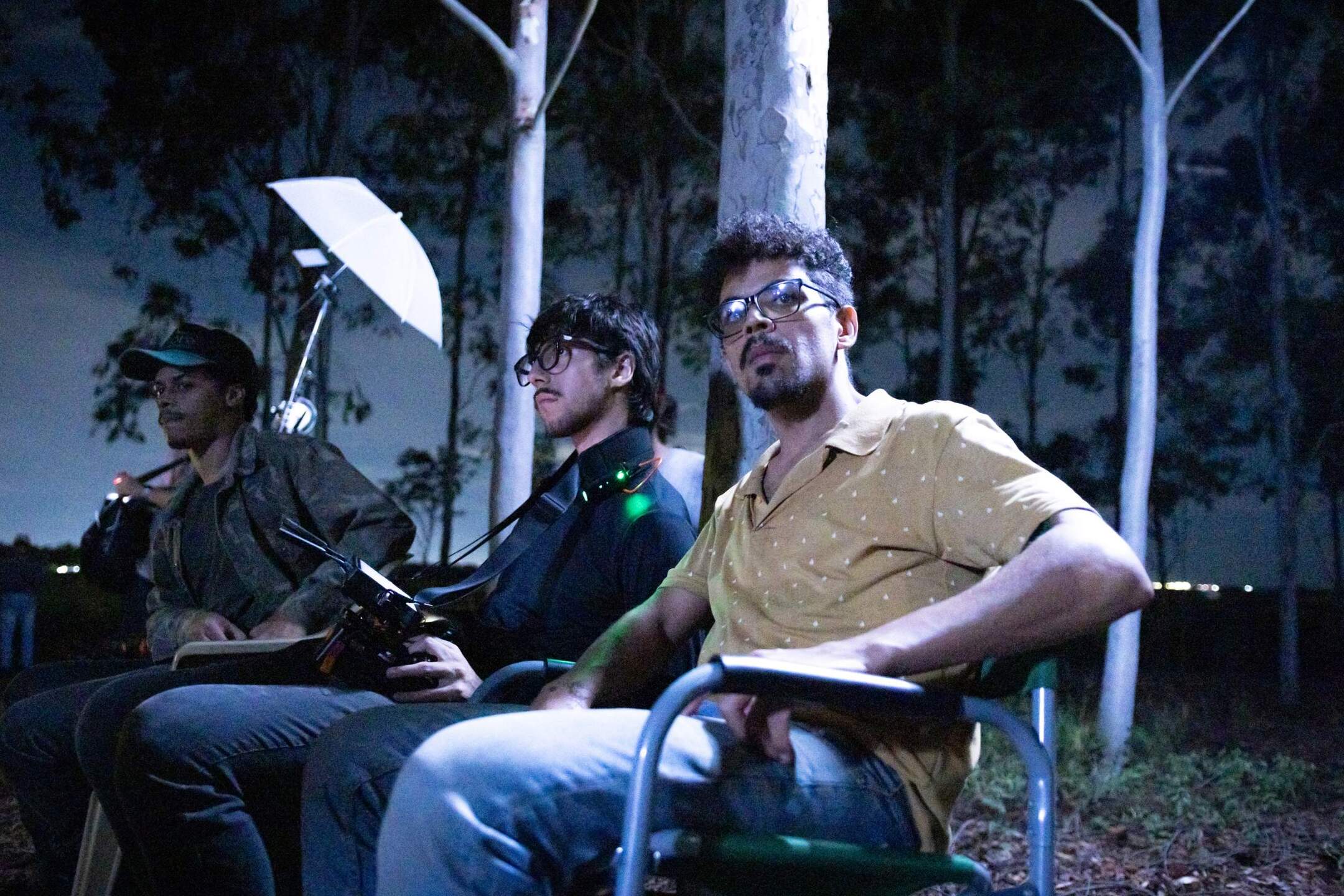 Tero Queiroz (de camiseta amarela) durante as filmagens do curta-metragem&nbsp;'Amoitado'. Foto: Henrique Kawaminami | Holofote Est&uacute;dio