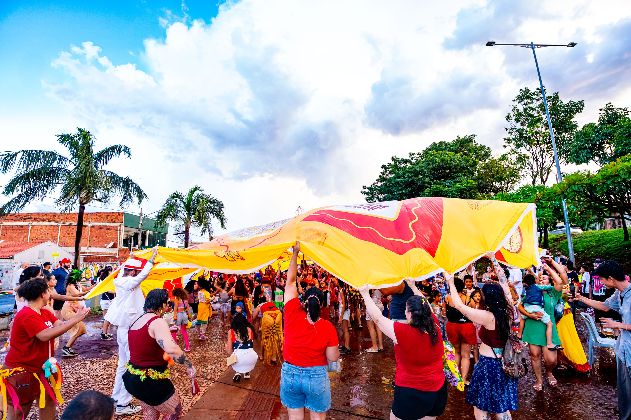 P&uacute;blico dan&ccedil;ou sob saia gigante no Bloco Barra da Saia na Capital sul-mato-grossense. Foto: Tero Queiroz