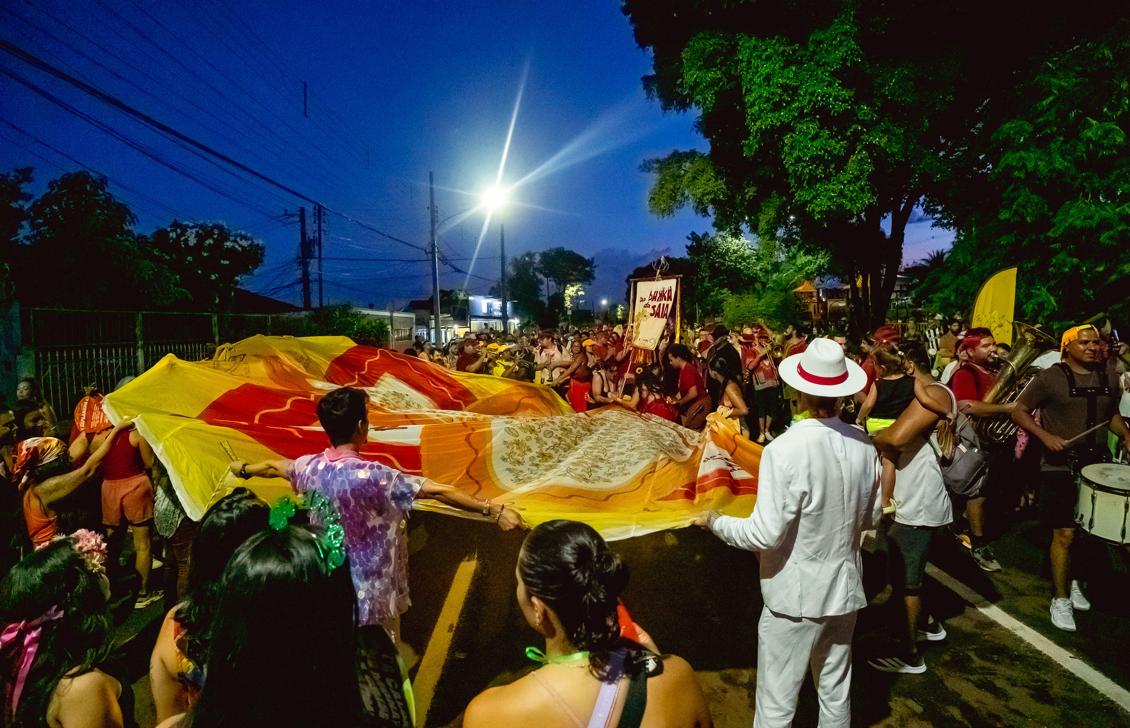 Cortejo levou a saia at&eacute; o palco instalado no in&iacute;cio da Orla Morena na Capital de MS. Foto: Tero Queiroz