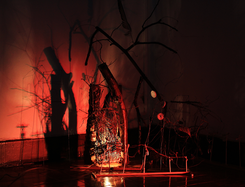 Parte do cen&aacute;rio preparado para a instala&ccedil;&atilde;o perform&aacute;tica. Foto: Lunar Fotografia