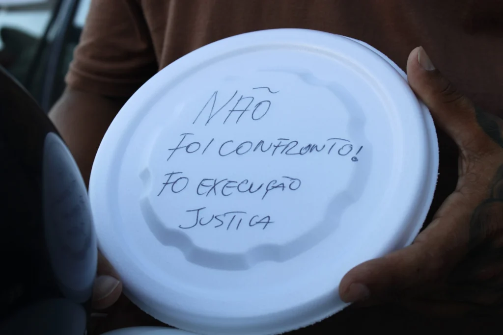 A primeira de v&aacute;rias marmitas usadas pela comunidade para simbolizar o trabalho de Hudson. Foto: Rodrigo Barbosa