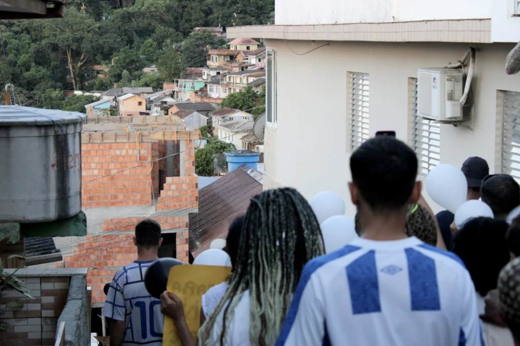 A primeira manifesta&ccedil;&atilde;o em homenagem a Hudson, no Morro do Mocot&oacute;. Fotos: Rodrigo Barbosa