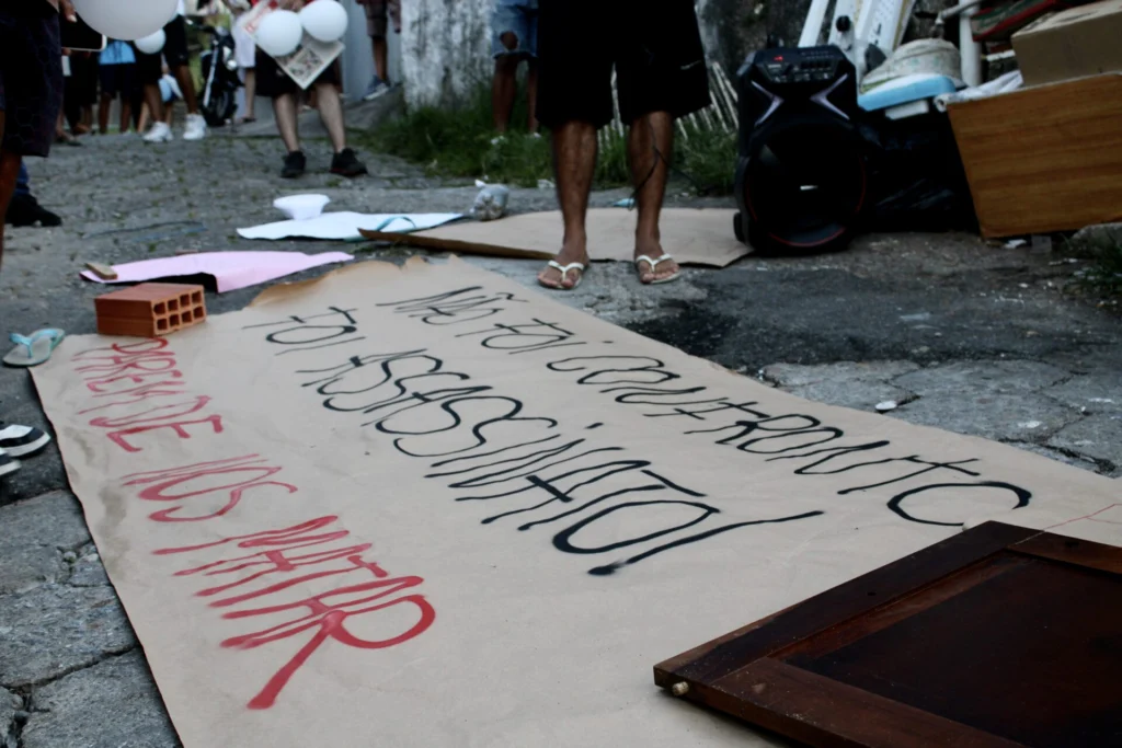 A primeira manifesta&ccedil;&atilde;o em homenagem a Hudson, no Morro do Mocot&oacute;. Fotos: Rodrigo Barbosa