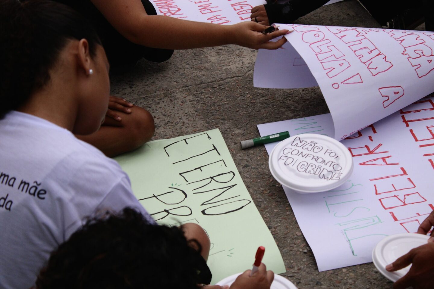 Moradores do Mocot&oacute; desceram o morro na segunda manifesta&ccedil;&atilde;o em homenagem a Hudson, dois dias ap&oacute;s sua morte. Foto: Rodrigo Barbosa