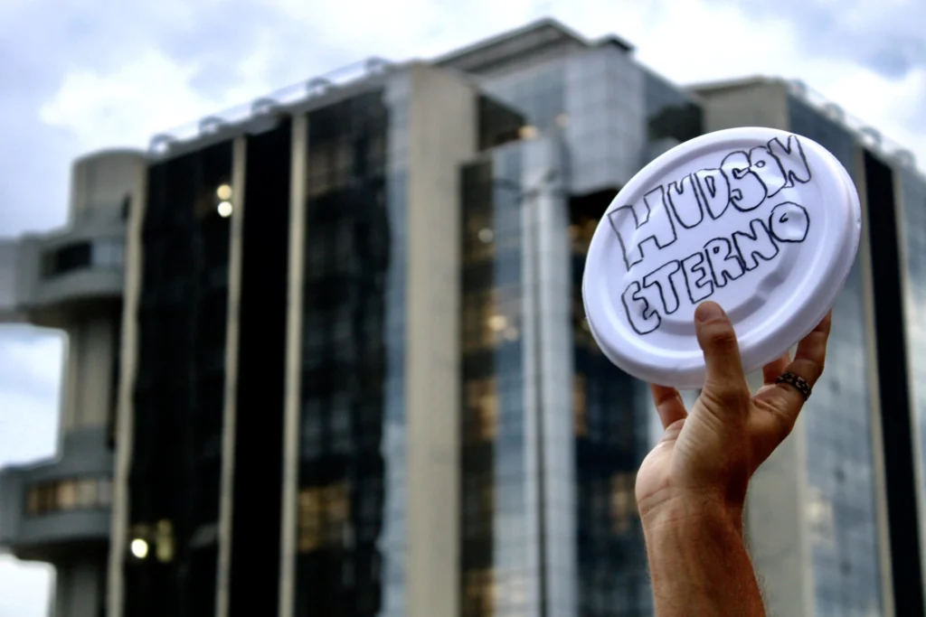 Manifesta&ccedil;&atilde;o em homenagem a Hudson tomou a Avenida Gustavo Richard, em 15 de dezembro de 2025. Foto: Rodrigo Barbosa