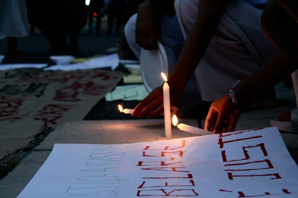 Velas acesas em mem&oacute;ria a Hudson. Foto: Rodrigo Barbosa