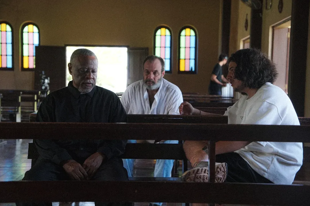 Elenco e Felipe Feitosa, roteirista e diretor do curta-metragem ''O Homem que Matou o Diabo'. Foto: Divulga&ccedil;&atilde;o