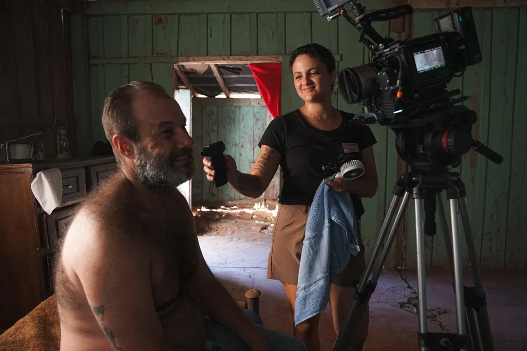 Maquiadora, Suelen Morales prepara o ator Lenadro Faria para cena. Foto: Divulga&ccedil;&atilde;o 