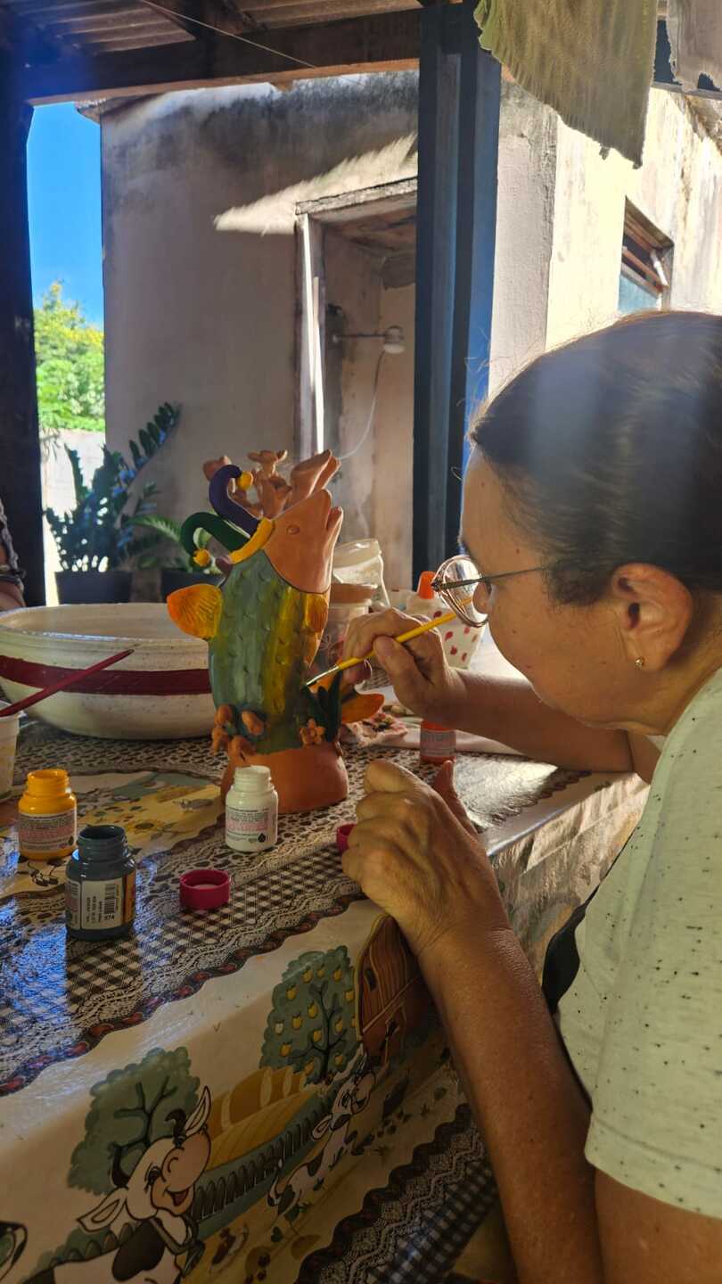 Deunice Andrade de Oliveira foi respons&aacute;vel por colorir o trof&eacute;u. Foto: Arquivo pessoal